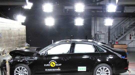 Euro NCAP 2015 - Audi A4 