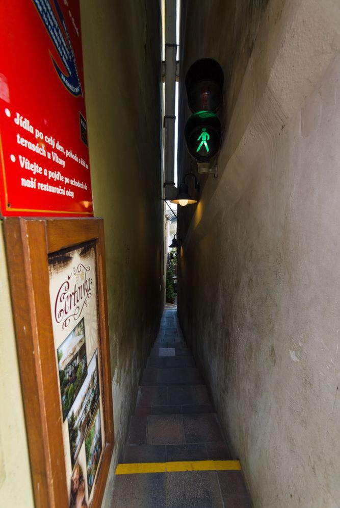 Najužšia ulička v Prahe so semaforom.