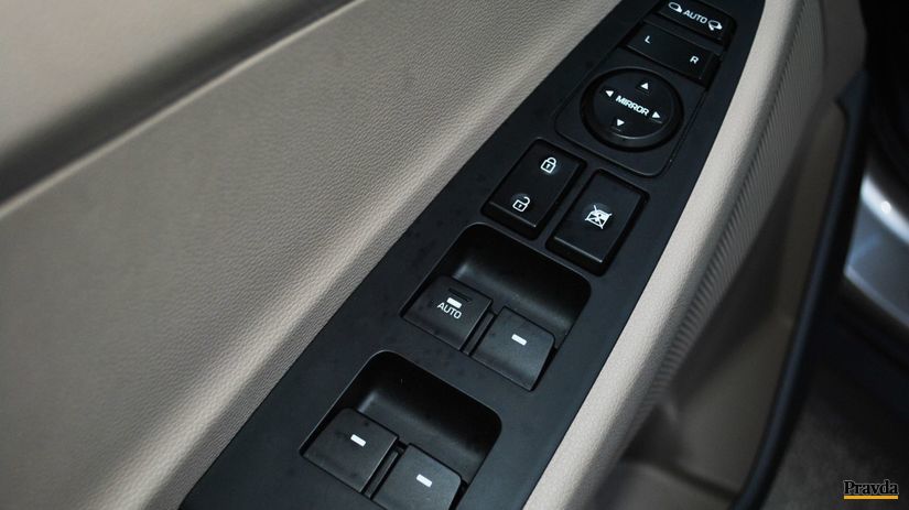 Lacný plast a automatika len pre okno vodiča....