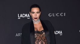 Kim Kardashian prichádza v šatách Givenchy na...