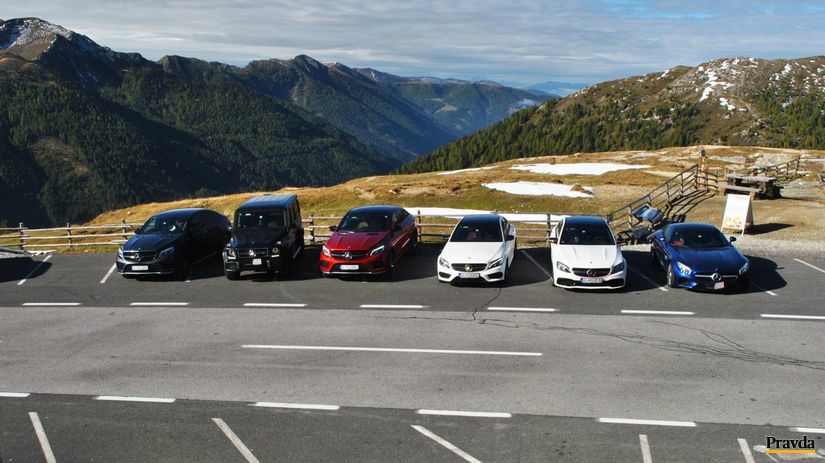 Celá flotila automobilov pohromade.