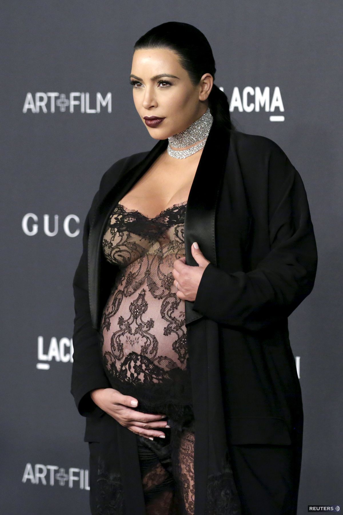Televízna osobnosť Kim Kardashian počas...