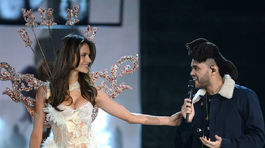 Jedným z účinkujúcich bol aj spevák The Weeknd. Po jeho boku kráča Alessandra Ambrosio.