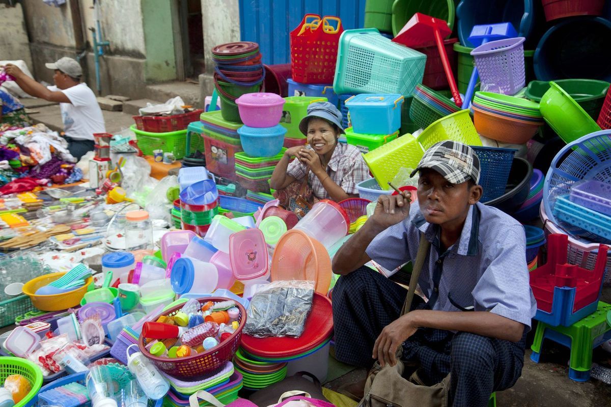 Mjanmarsko, predavači, plast, pouličný predavač, lavór, vedro, PVC