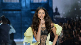 Modelka Bruna Lirio sa predvádza na Victoria's Secret Fashion Show.