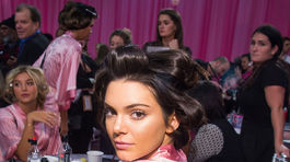 Modelka Kendall Jenner v zákulisí prehliadky. 