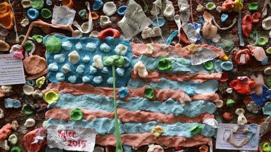 Americká vlajka zo žuvačiek na kultovom múre v...