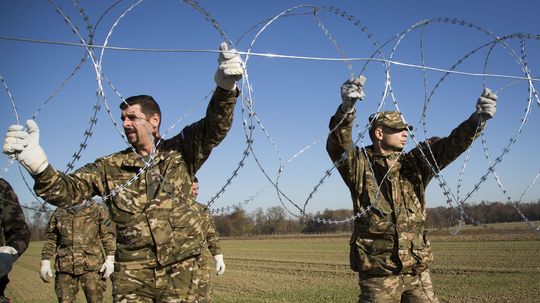 Slovinsko začne odstraňovať ostnatý drôt na hranici s Chorvátskom