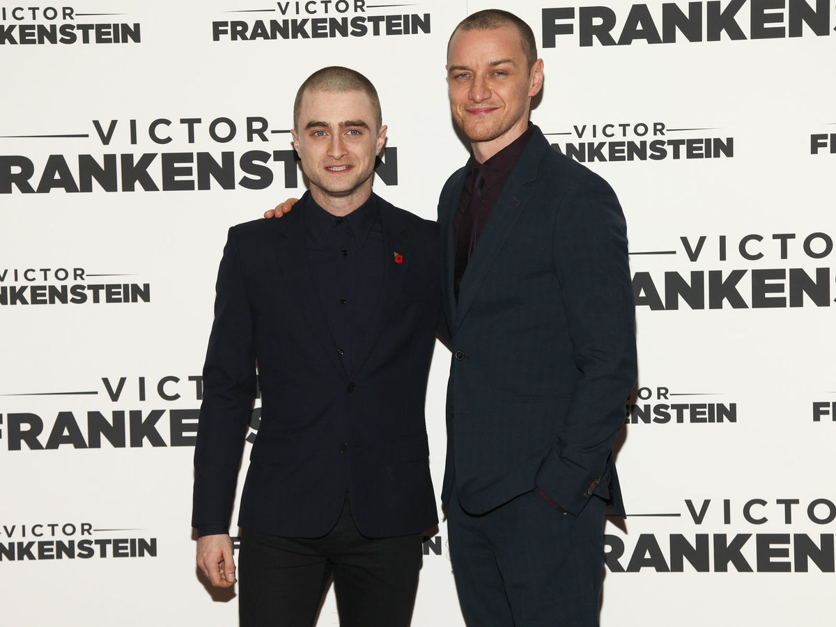 Herec Daniel Radcliffe (vľavo) a jeho kolega...