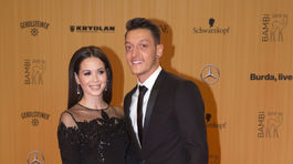 Nemecký futbalista Mesut Oezil a jeho partnerka Mandy Capristo.