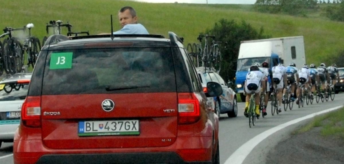 Milan Dvorščík v sprievodnom aute ako rozhodca,...