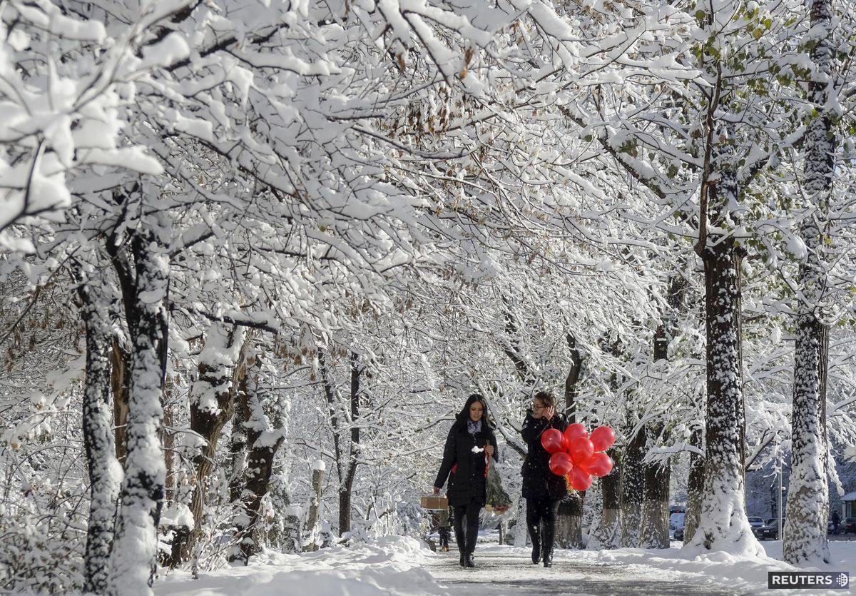 Kazachstan, Almaty, zima, sneh, balón, ženy, prechádzka