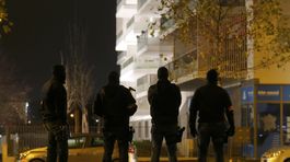 Francúzska polícia pokračuje v raziách