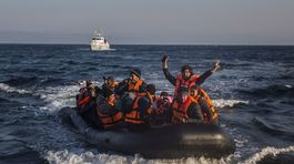 Z nafukovacích člnov migrantov sa vyrábajú kabelky. Kúpite ich na internete