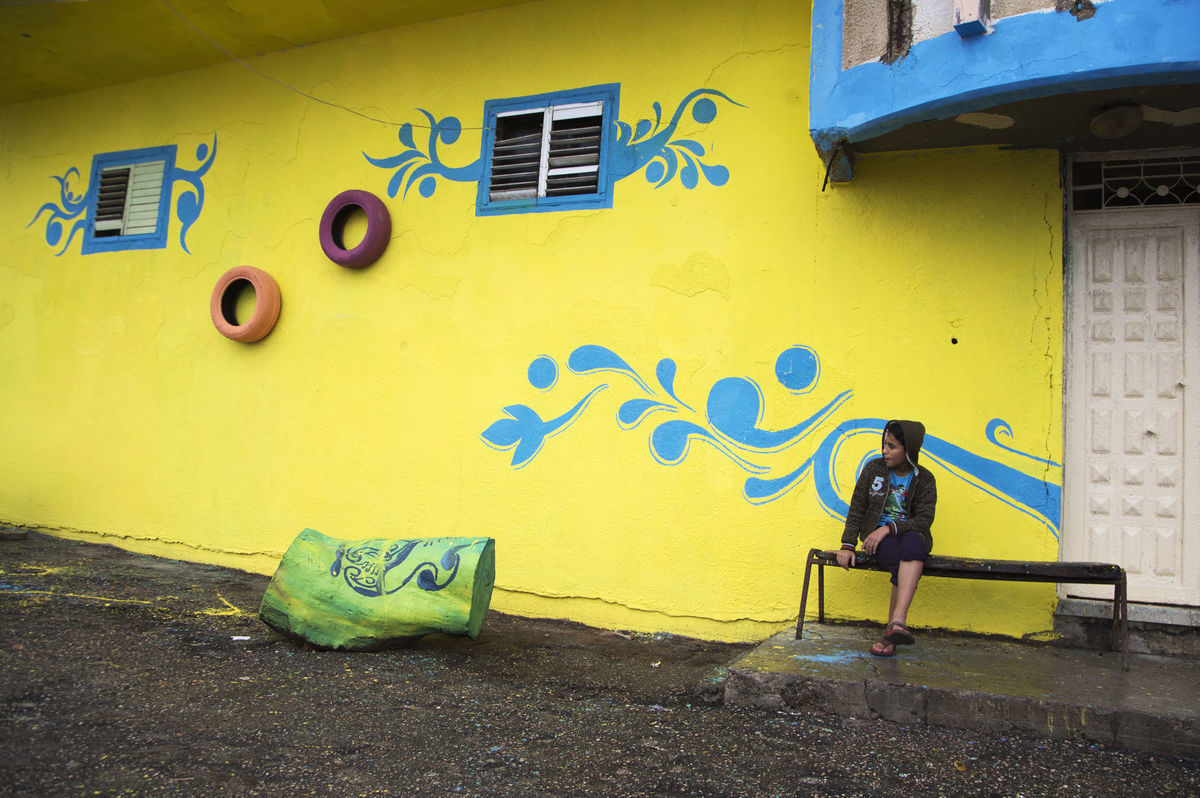Palestína, dom, žltá, budova, chlapec, lavička, utečenci, utečenecký tábor, Gaza