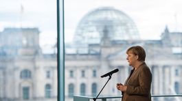 Merkelová je pred summitmi EÚ a V4 stále izolovanejšia