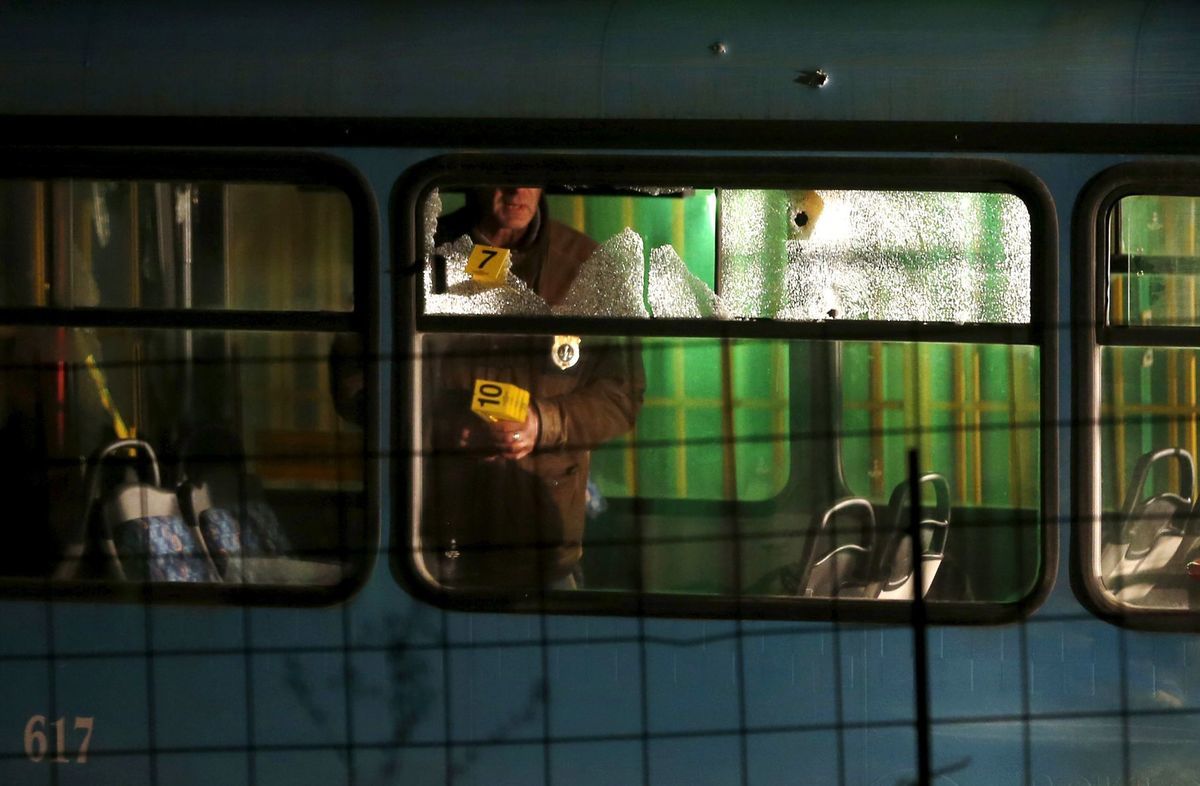 Forenzní vyšetrovatelia v autobuse, ktorého...