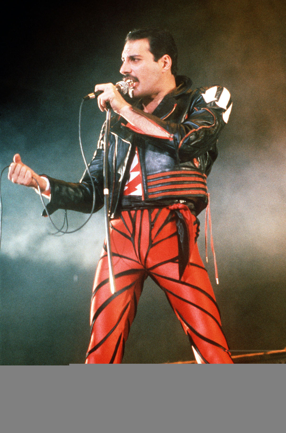 Spevák Freddie Mercury počas koncertu v Sidney...