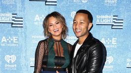 Modelka a moderátorka Chrissy Teigen a jej manžel John Legend.