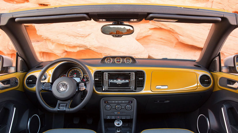 Interiér dostal kožený volant a kontrastne...