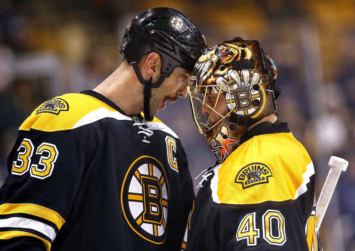 Kapitán Zdeno Chára a Tuukka Rask z Bostonu po...
