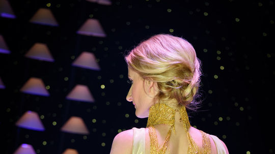 Moderátorka Adela Banášová v šatách od...