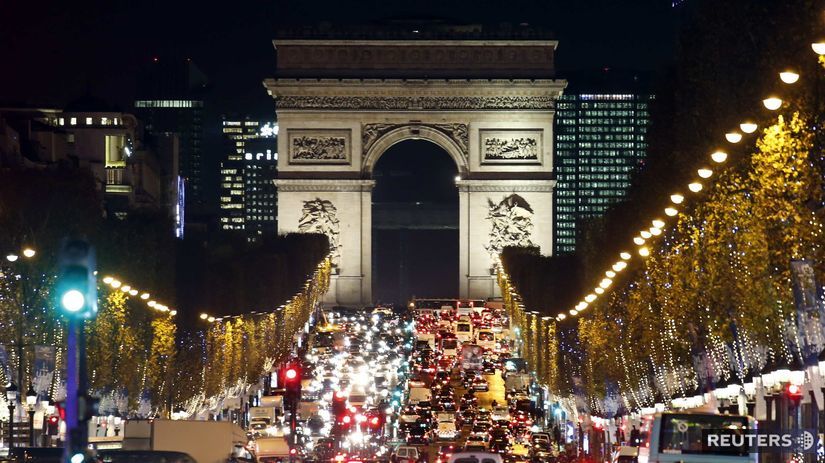Parížska ulica Champs-Élysées sa už zahalila do...