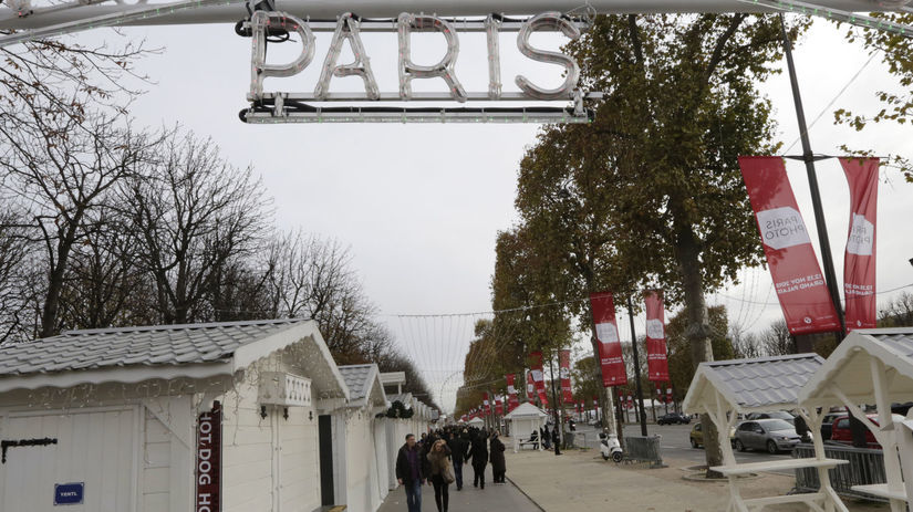 Vianočné trhy na parížskej ulici Champs-Élysées.
