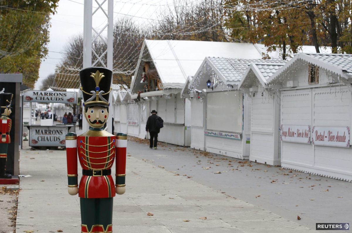 Paríž, Francúzsko, vianočné trhy, drevený vojačik, Champs-Élysées