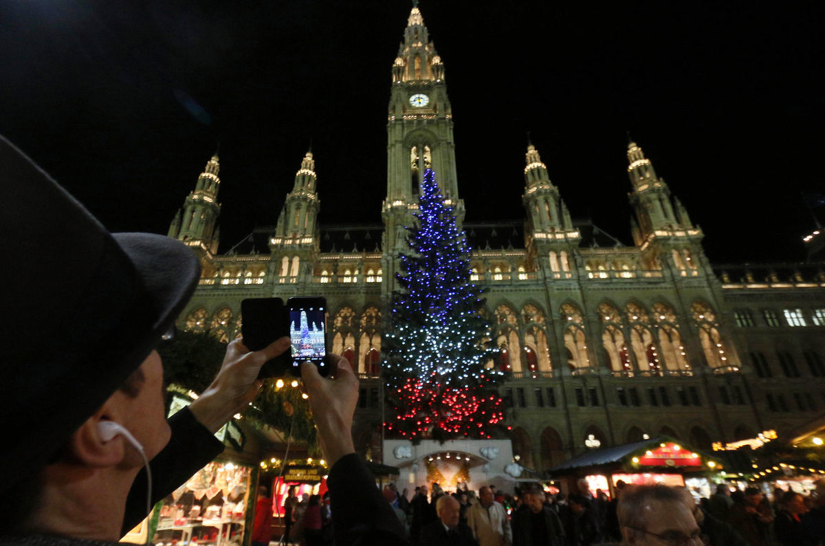 Viedeň, Rakúsko, vianočné trhy, stromček, Vianoce, radnica, parížske útoky, francúzska vlajka, trikolóra
