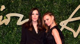 Herečka Liv Tyler (vľavo) a dizajnérka Stella...