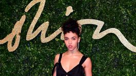 Speváčka FKA twigs pózuje fotografom. 