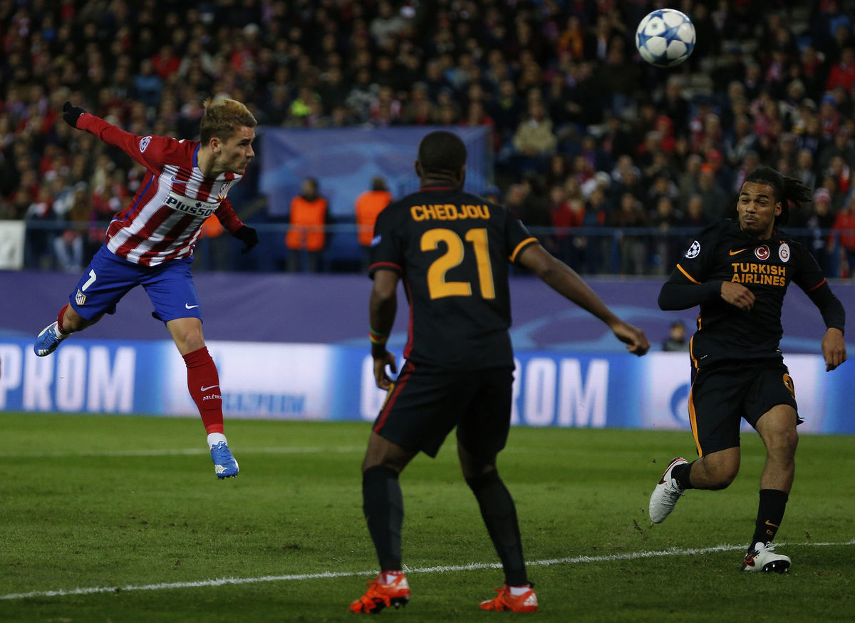 Hráč Atlética Madrid Antoine Griezmann dáva...