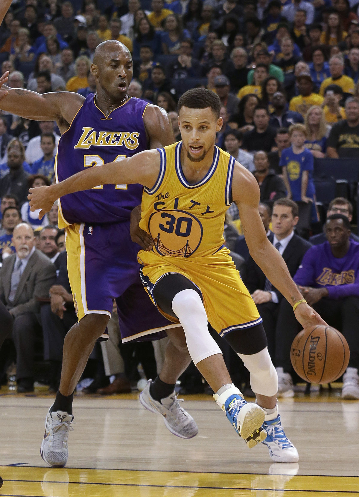 Hviezda Los Angeles Lakers Kobe Bryant (vľavo)...