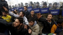 Grécko: Migranti strhli časť plota na hraniciach s Macedónskom