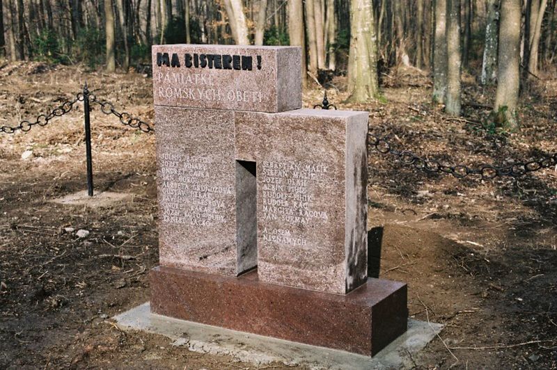 Pamätníky rómskeho holokaustu v Dubnici v rámci...