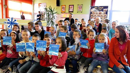 školáci, deti, darček