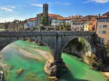 Friuli, Taliansko, most, kamenný most, dedina, domy, rieka, potok