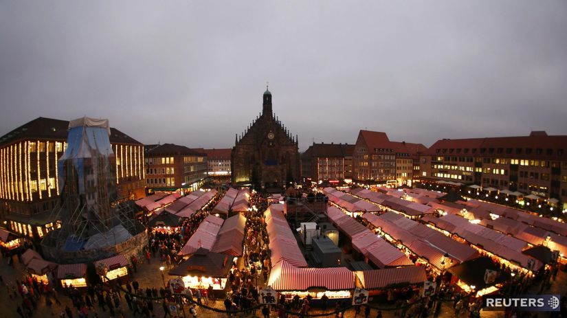 Pohľad zhora na najstarší vianočný trh Nemecka,...