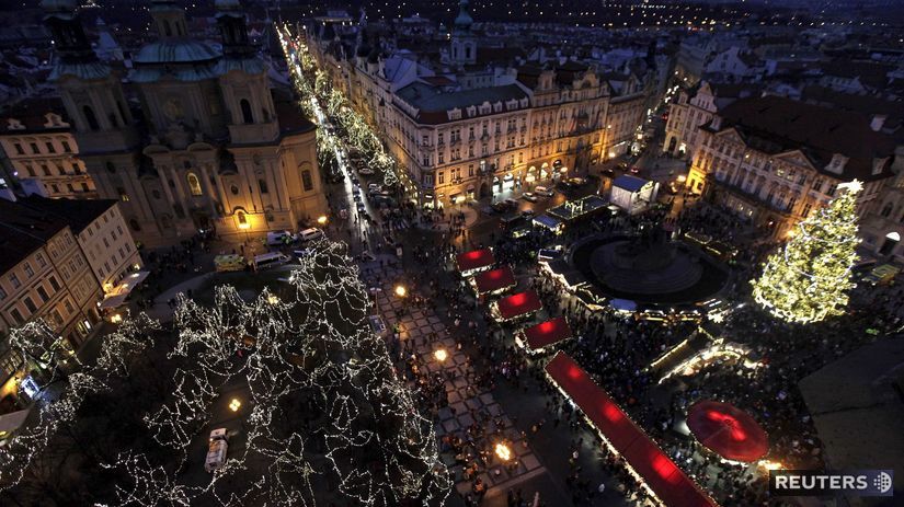 Vianočné trhy pod osvetleným stromčekom v Prahe...