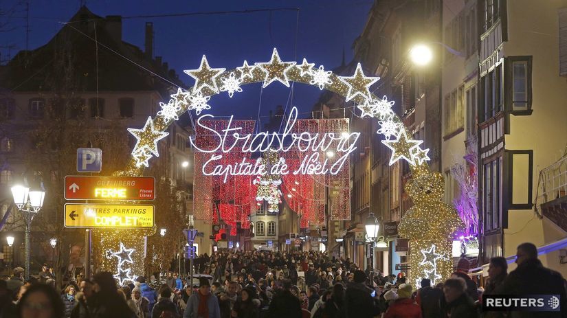 Turisti navštevujú tradičný Christkindelsmaerik...