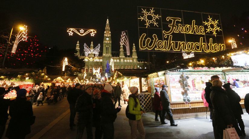 Rakúšania na vianočných trhoch pred slávnostne...