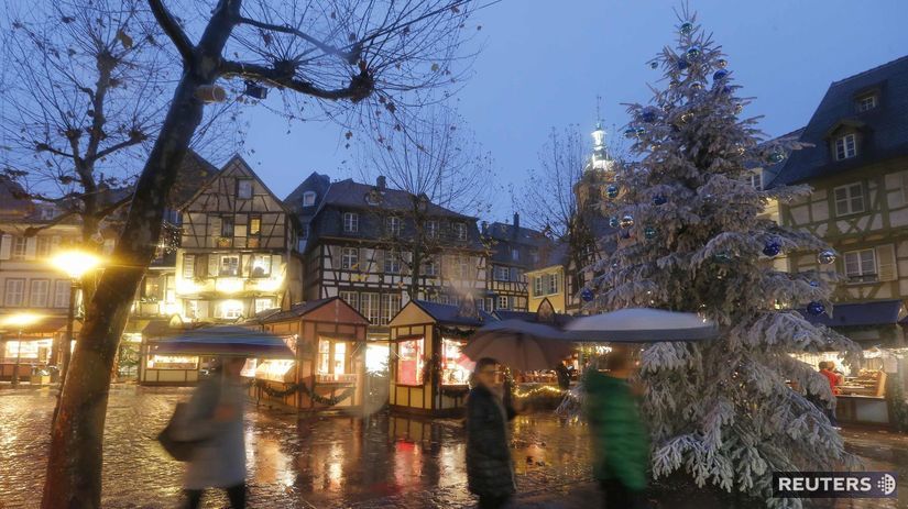 Turisti na návšteve tradičných vianočných trhov...