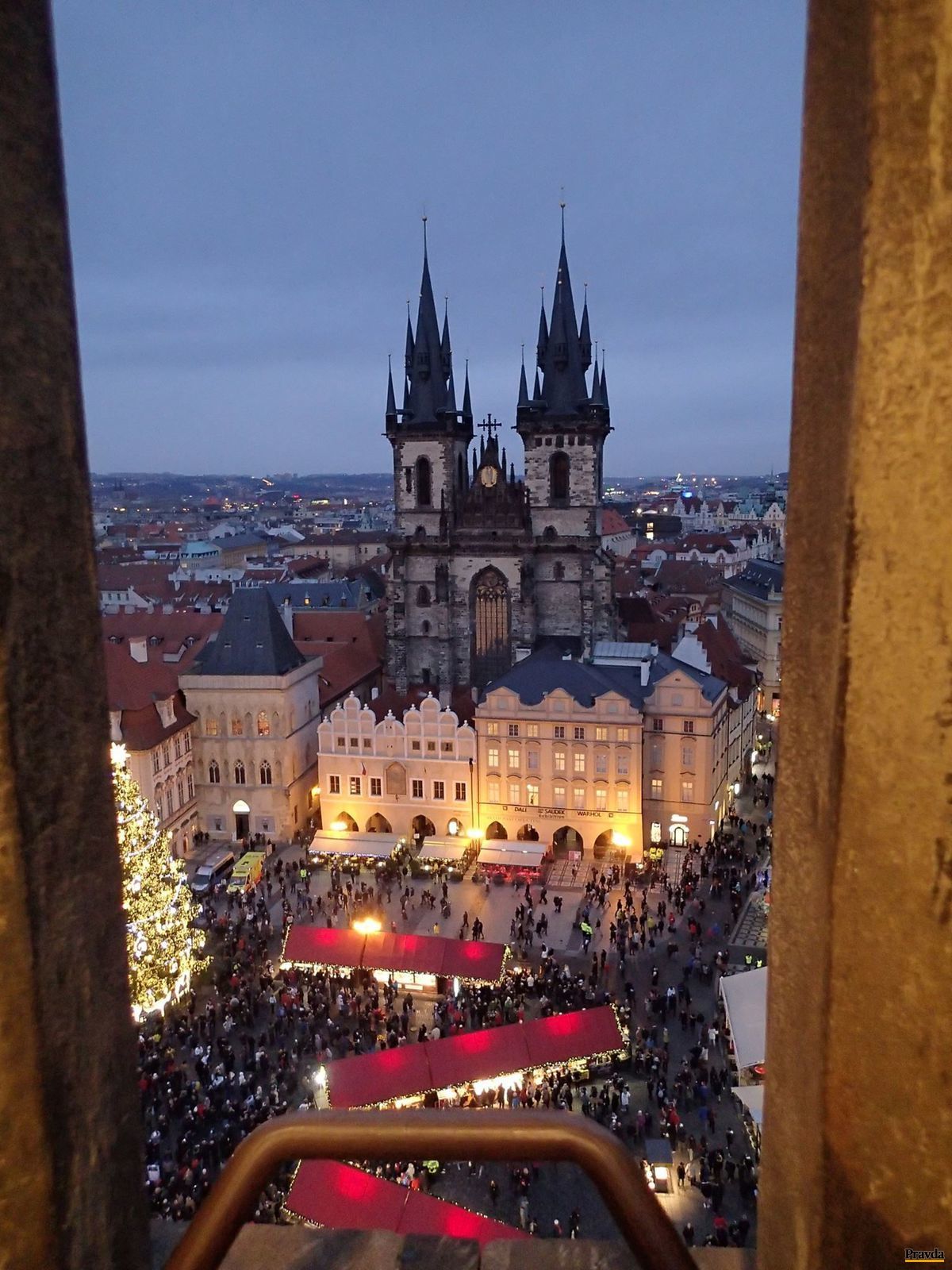 Týnsky chrám pri pohľade zo Staromestskej veže.