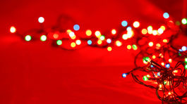 Ľudia si spríjemňujú karanténu vianočným osvetlením