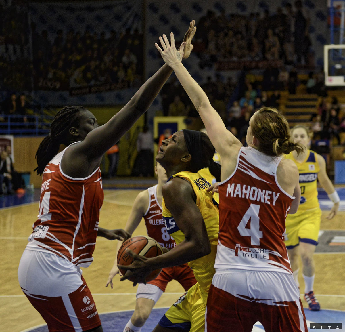 Pivotka Crystale Langhornová medzi hráčkami Lille.