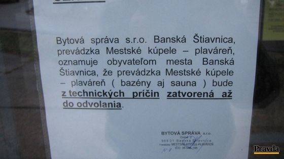 O uzatvorení plavárne informuje oznam na dverách.