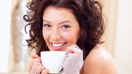 Čajový detox podľa Kelly Choi: Sľubuje úbytok na váhe a ploché bruško