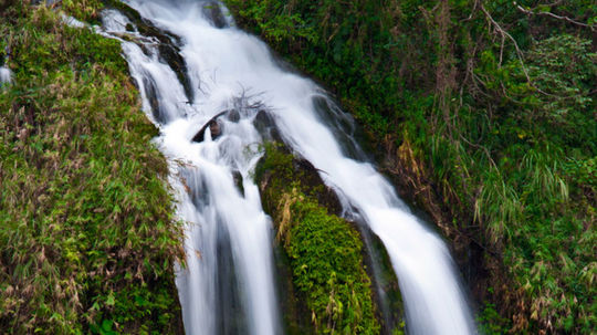 Vodopád pri horskom kláštore.