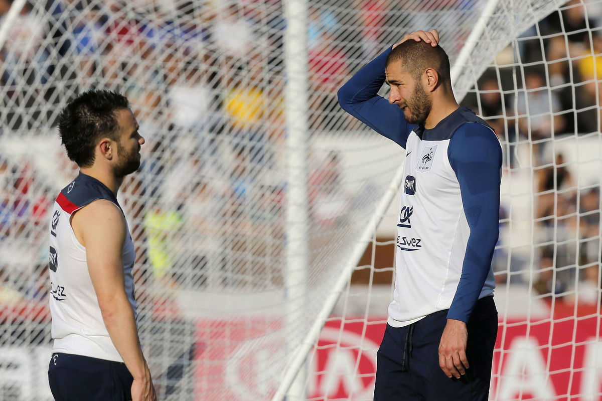 Mathieu Valbuena (vľavo) a Karim Benzema počas...